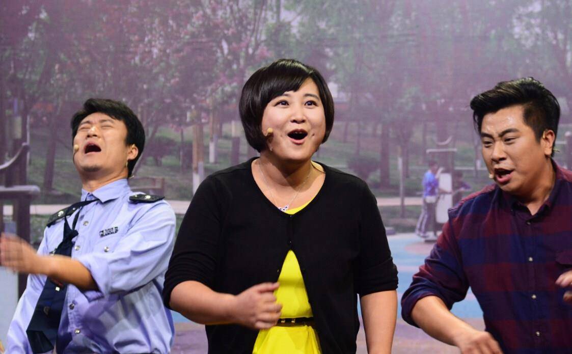 贾玲疑新恋情曝光,深夜开豪车与男子热聊,曾被拍到俩人接吻_网友_孙集