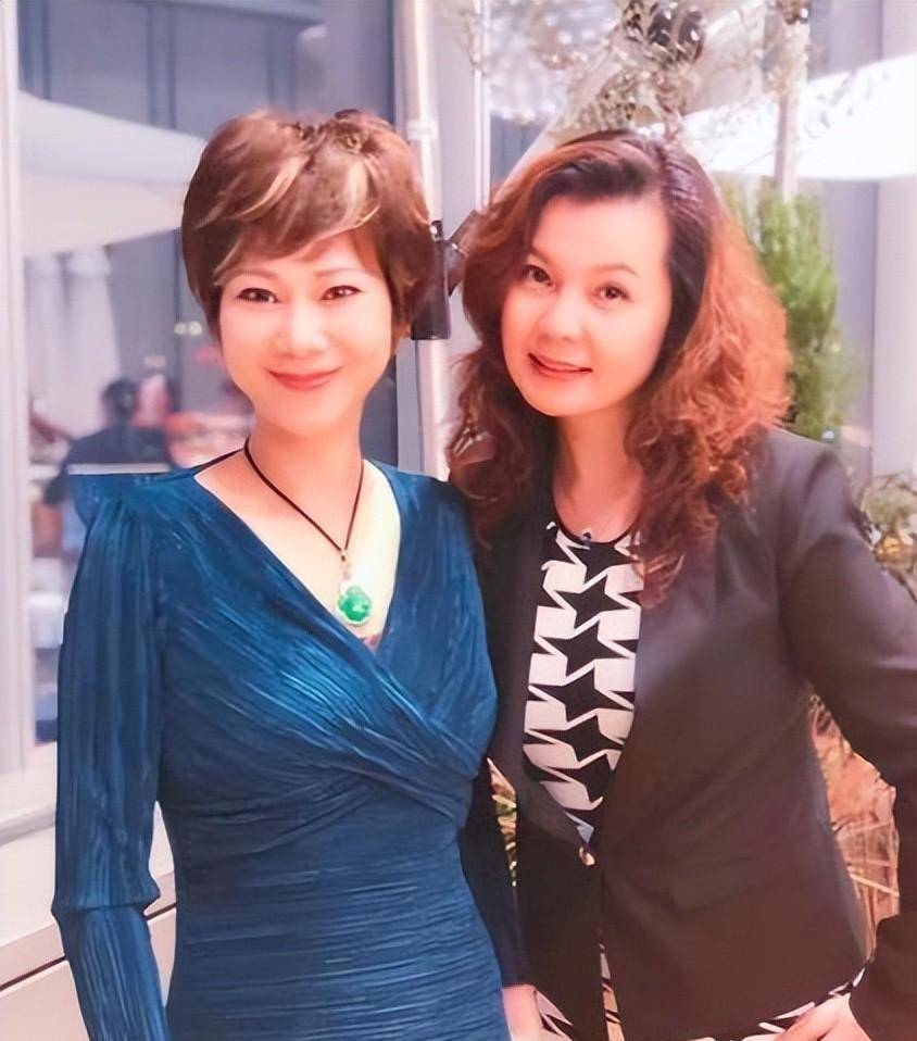 曹燕华,施之皓离婚20年,一人迎娶小23岁娇妻,一人嫁1. .