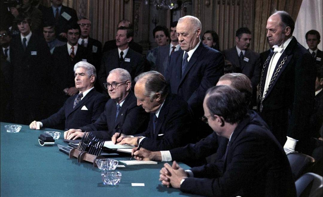 协定签字现场的越方代表团,照片中执笔人即为阮氏萍黎德寿与基辛格,摄