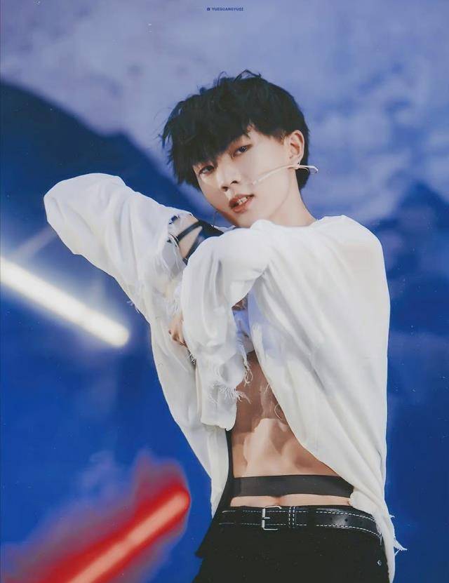 马嘉祺身材管理好绝,手臂纤瘦却有肌肉,这骨感比丁程鑫强太多!