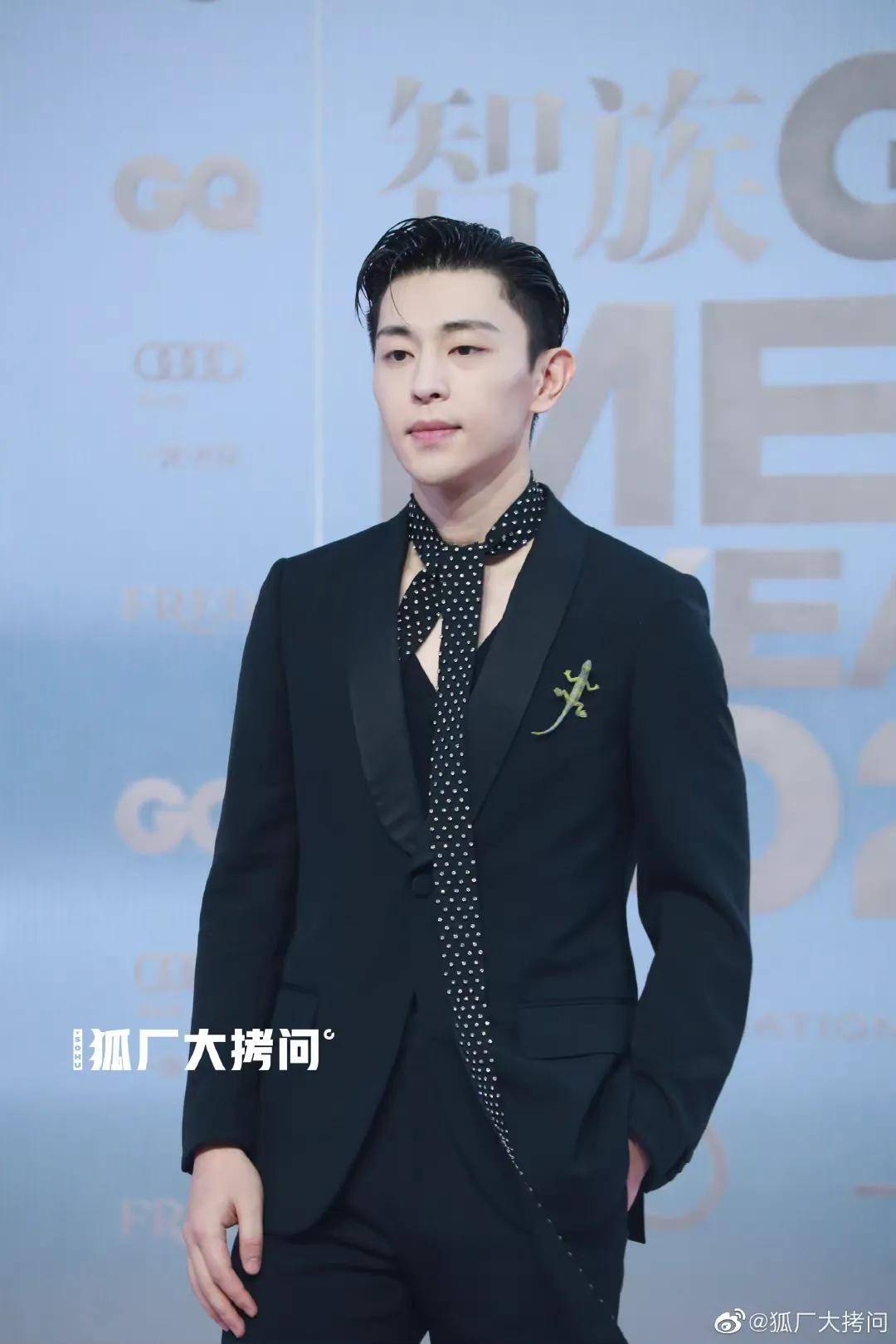 gq红毯生图,女星争奇斗艳,男星顶流状态竟不如糊咖?_造型_眼袋_龚俊