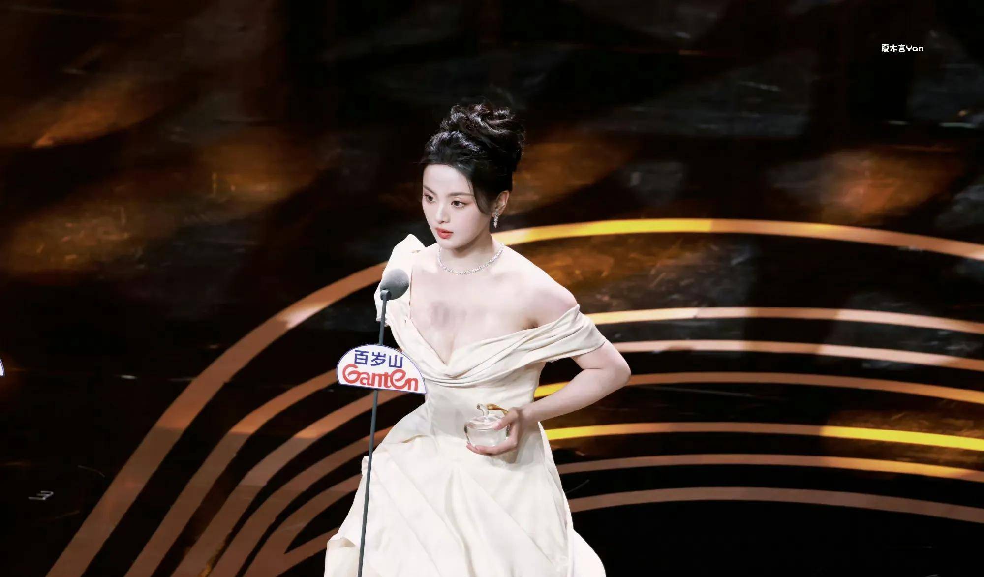 杨超越白色花苞裙小秀身材,这在内娱95花里属实有些美的突出_发展