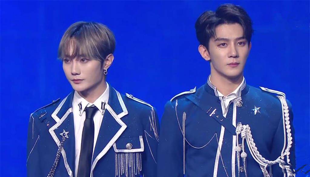 r1se八人亮相星光大赏,周震南任豪归队,缺席成员歌词由他人代唱_活动