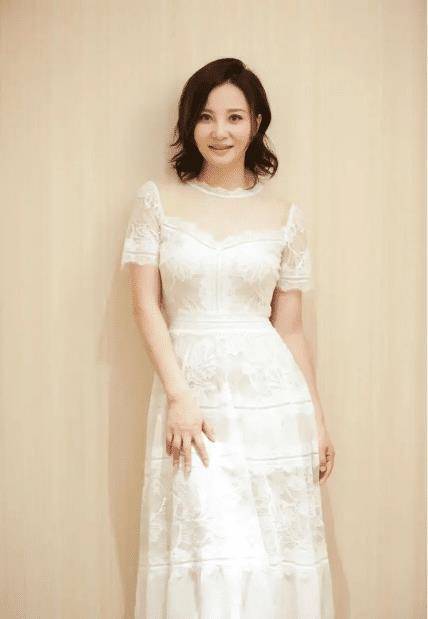 陶红终于"扮嫩"成功了,剪空气刘海短发超减龄,配卫衣美成90后_连衣裙