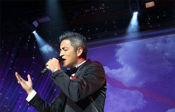 快男吉杰为身材够拼,健身房练臀部肌肉,220斤重量塑造体型_人气_偶像