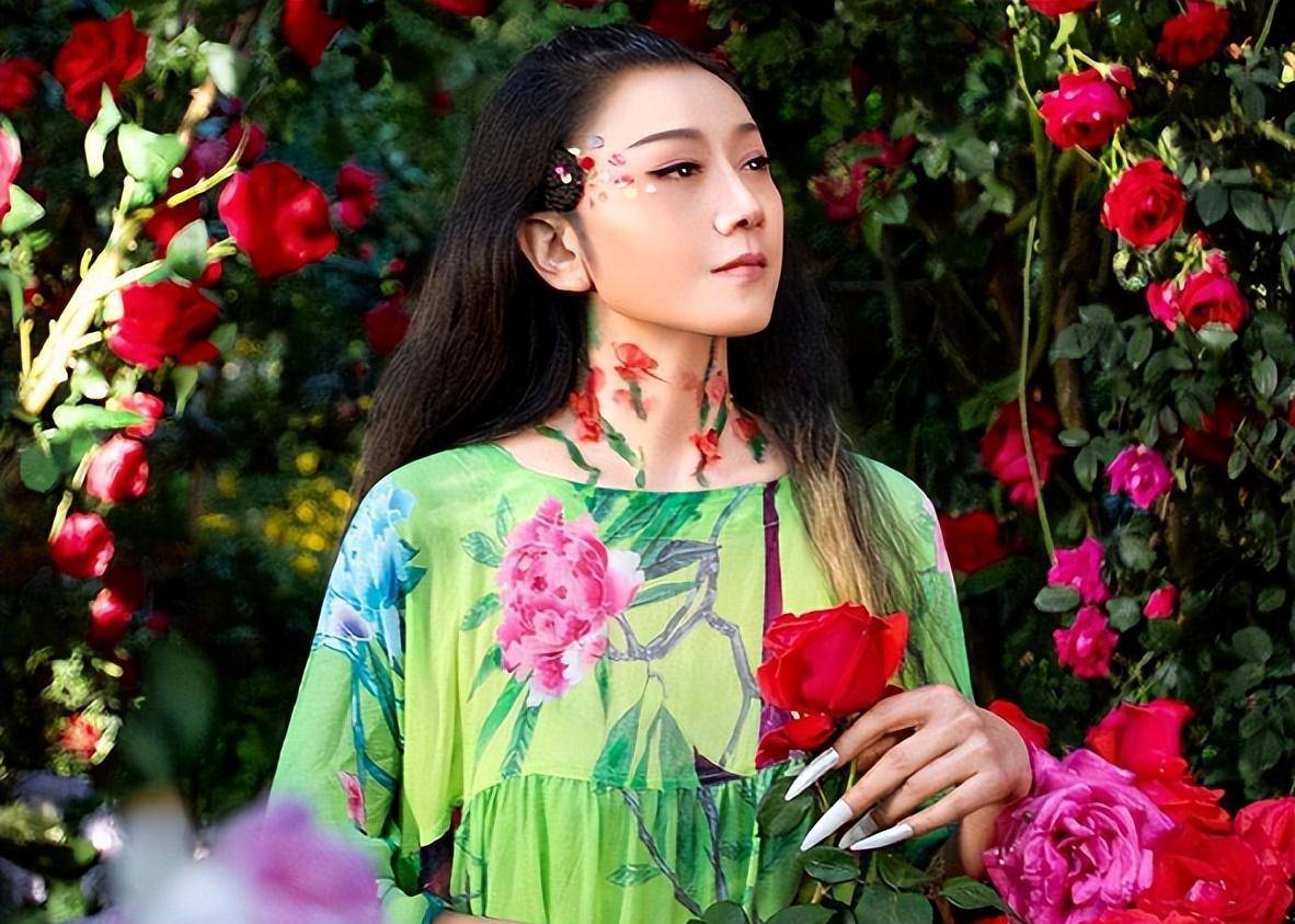 这一次,轮到64岁的杨丽萍"隐退"了_肖蓉浩_舞蹈_孔雀舞