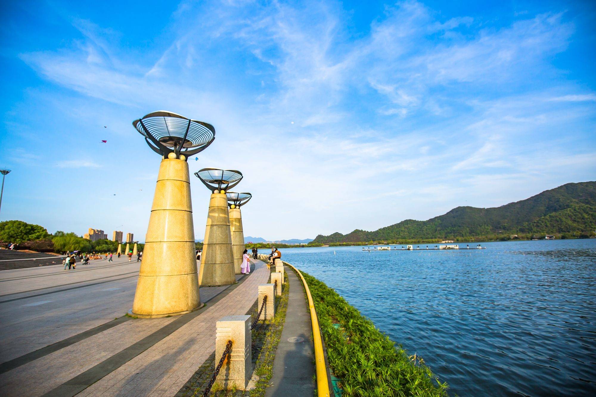 浙江临海有一座"小西湖",湖光山色,清雅秀丽,吸引了众多游客