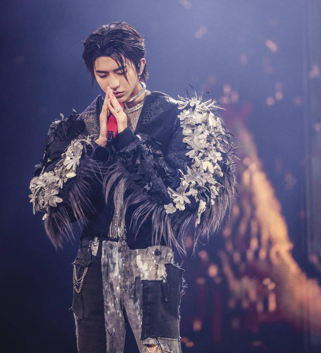 蔡徐坤演唱会上落泪,全场大合唱《情人》太感人,却与辣妹过度亲密惹不