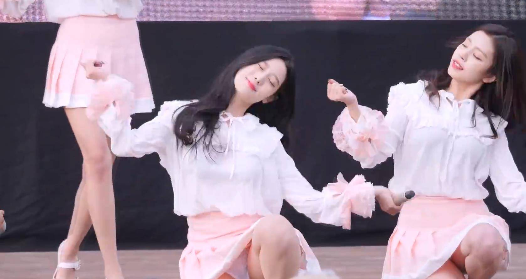 许娜京红毯劈叉不畏惧,金泫雅上衣散开坚持唱跳_演出_舞台_短裙