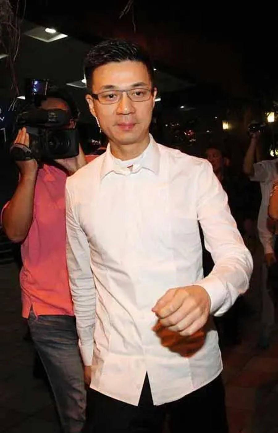 照片,网友批评他没有餐桌礼仪,女儿们也纷纷效仿_许亚军_汪小菲_台湾