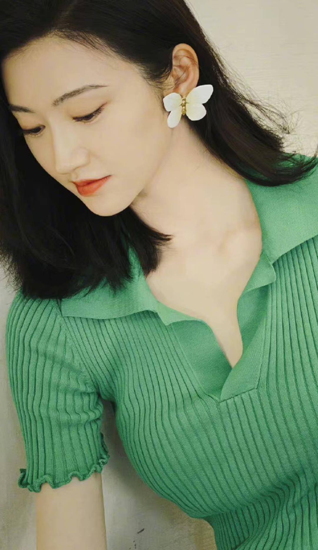 景甜皮肤真白,大眼睛长睫毛,火红的嘴唇,纤细白皙的背影,性感_青春