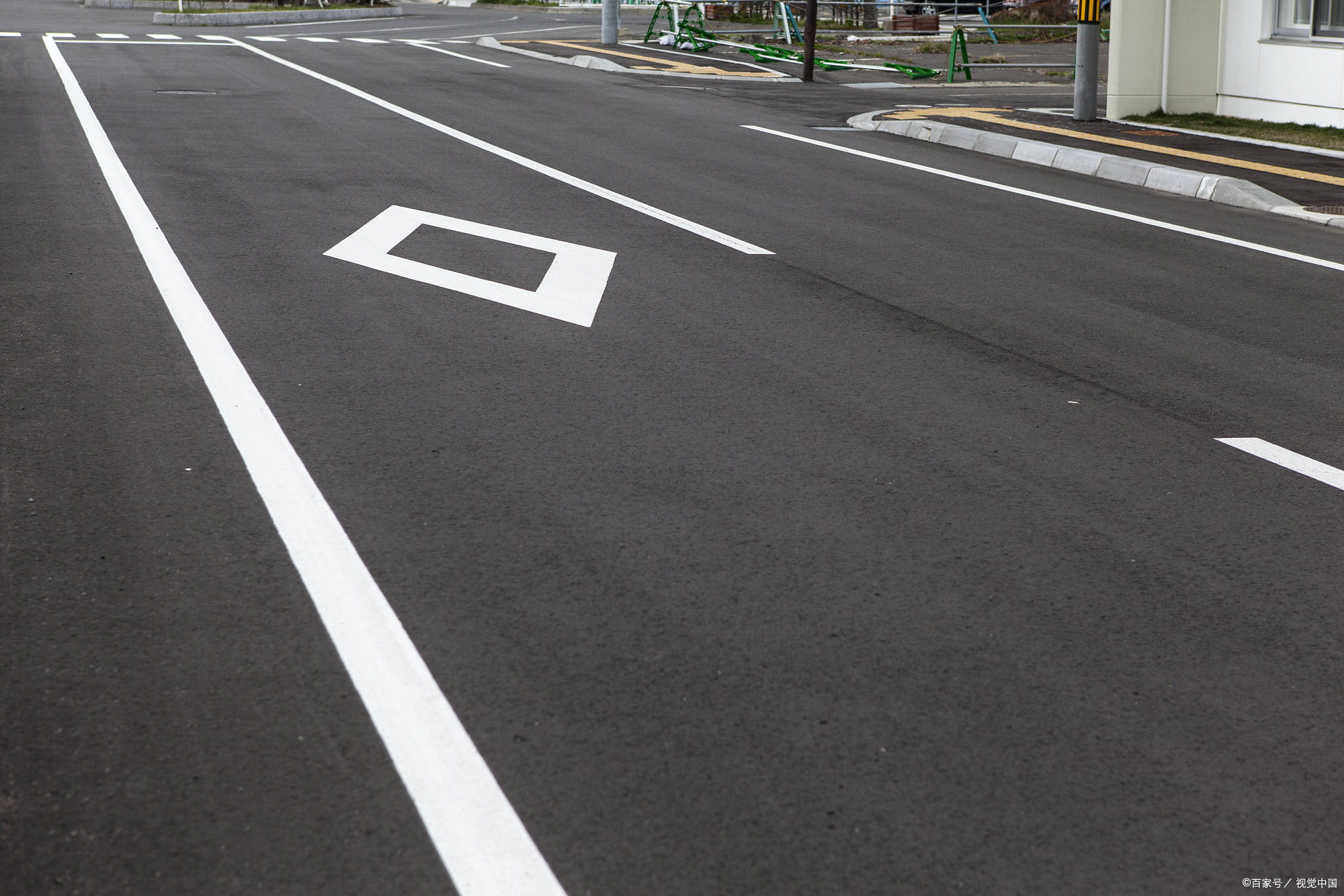 人行横道前的菱形标线是交通标志的一种,也被称为斑马线或人行道