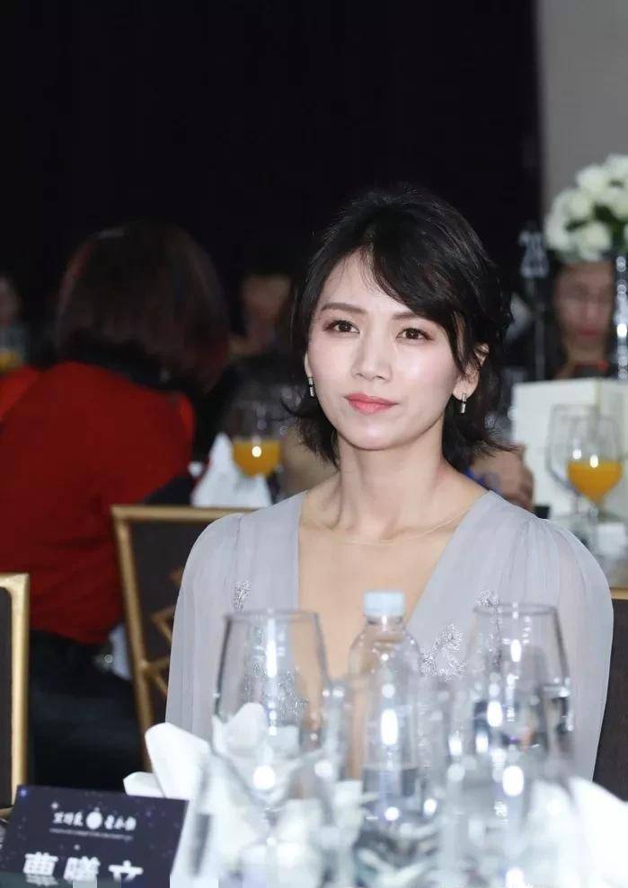 曹曦文的蕾丝深v连衣裙尽显丰满曲线,从上到下散发着浓浓的女人味