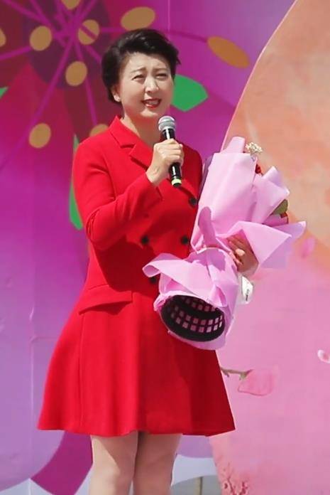 闫学晶现身商演,直接平地开唱!传闻听课费是三十万!_演出费_伴奏_观众