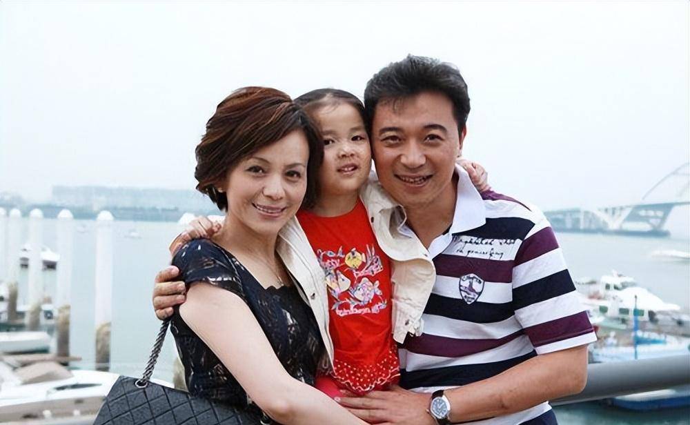 50岁的雪姨王琳,蜂腰美腿宛如少女,两段婚姻失败后,至今仍单身_香港