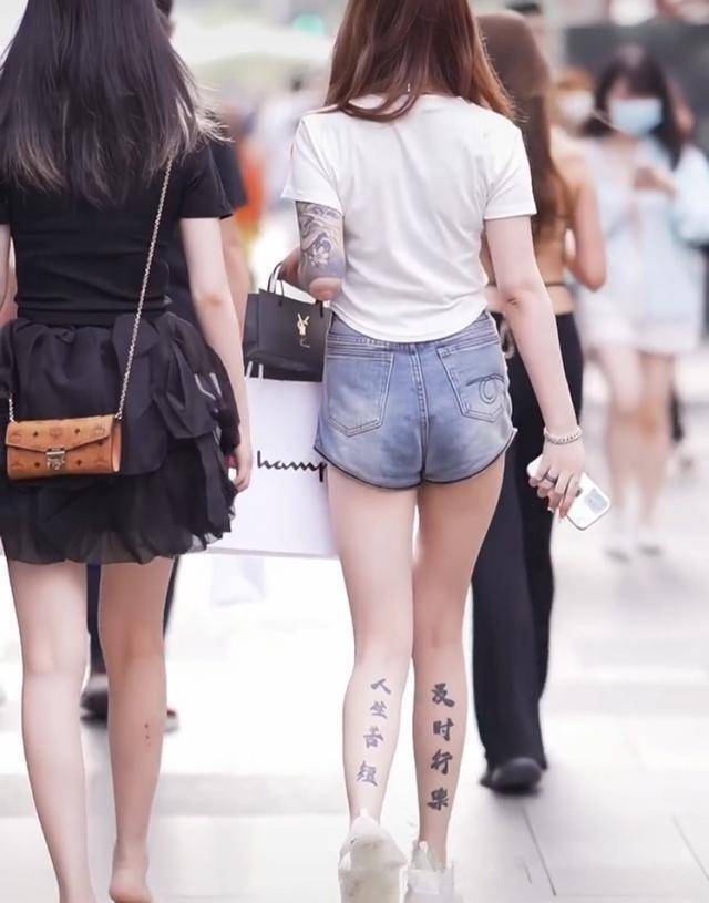 横批:财源广进横批:老板常开横批:出入平安这幅对联很引人注意,就