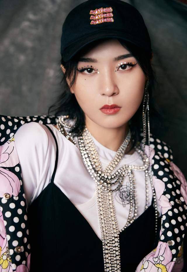 亚军的身份出道,当时一首《解脱》征服了导师,被评为周笔畅拯救歌坛