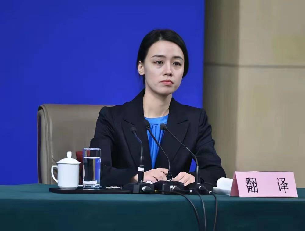 在外交部的翻译官里面,钱歆艺应该是温柔女性的代表,既拥有深厚的翻译