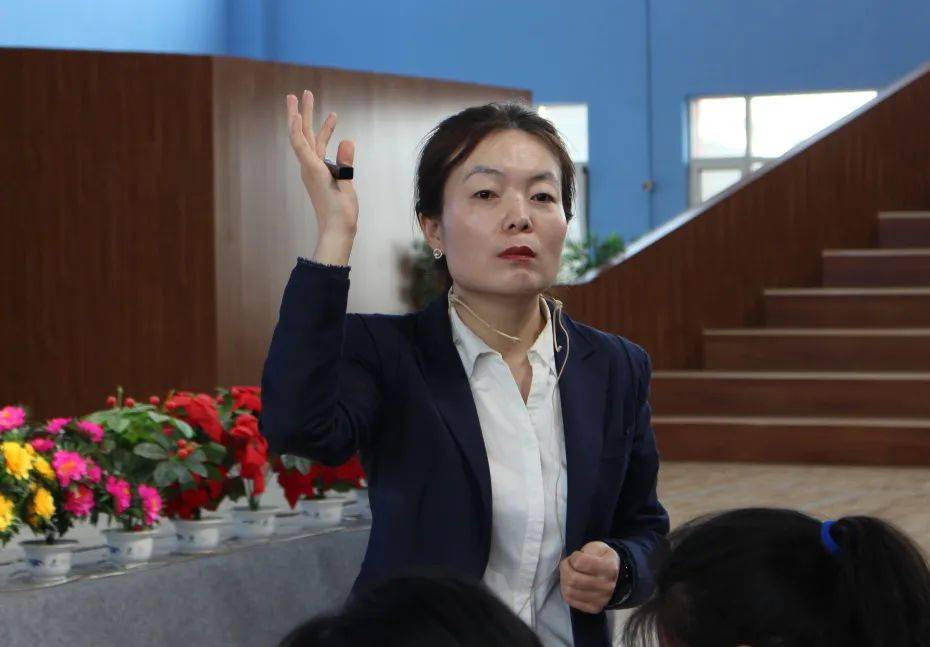 英语组艾娜老师,以学生高考心仪的大学为锚点,鼓励学生说出实现梦想