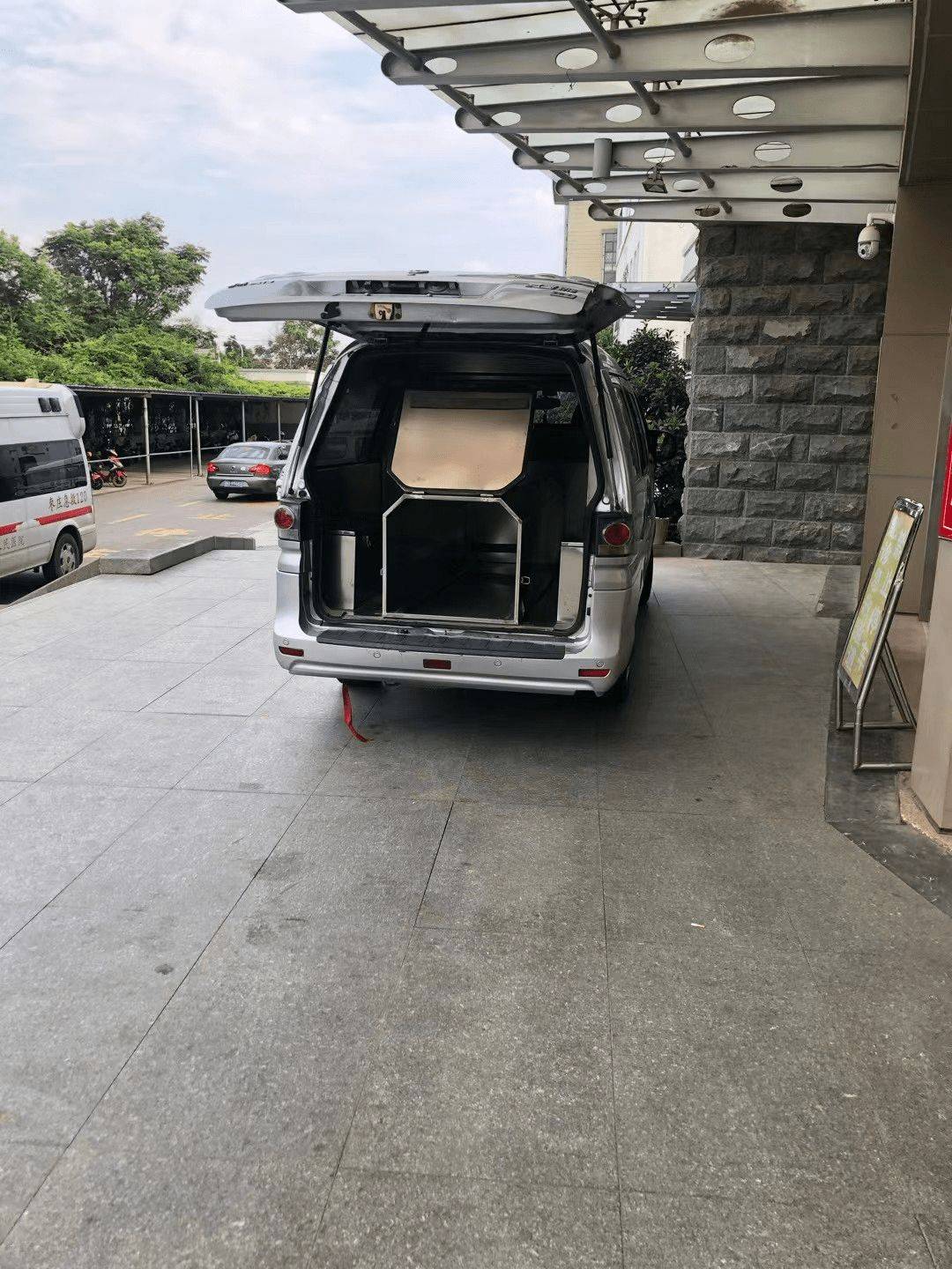 灵车司机道出背后的心路历程!_生命_工作_家人