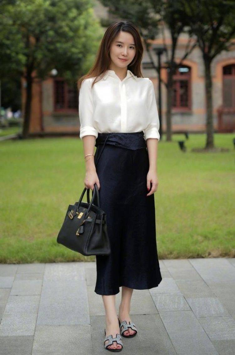 路人街拍,白色衬衫搭配黑色半身长裙,层次感十足_时尚_姐姐_展现