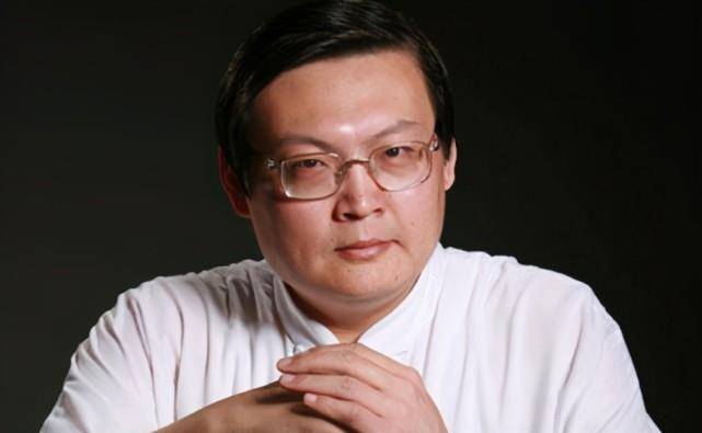 老梁为何不怕得罪人,看了他妻子身份你就知道,在电视很有地位_荆慕瑶