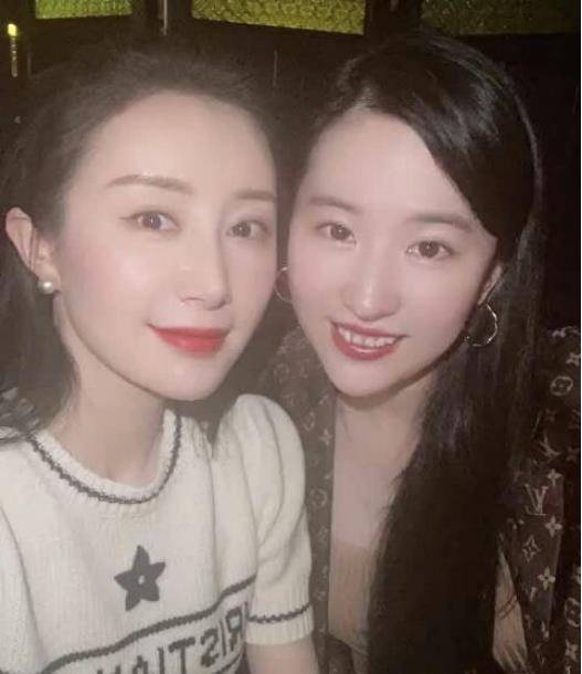 刘亦菲晒自拍,素颜长痘,穿睡衣出镜,34岁女神只剩下真实了?
