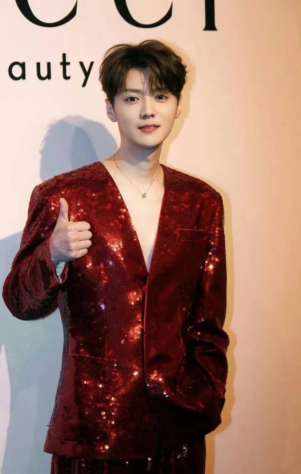鹿晗素颜近照苍老似大叔,30岁抬头纹就这么深了吗?_照片_严重_化妆
