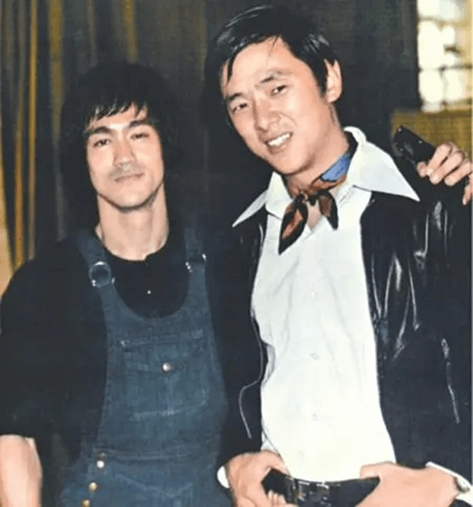 王馨平晒黑白照悼念亡父,舅舅曾江也在同月去世_王宇_父亲_焦姣