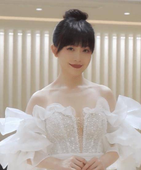 42岁的毛琳独自一人去试婚纱,广东网友:这么漂亮嫁不出去真可惜_问题