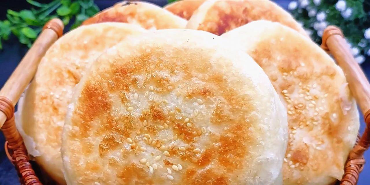 每天排队都要买的香酥饼,层次丰富酥掉渣,做法简单新手也能学会_表面