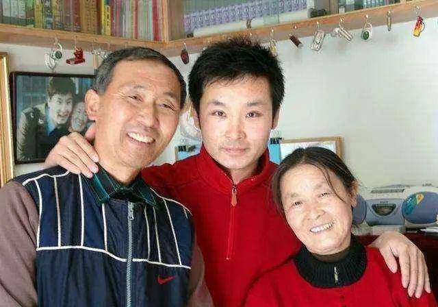 师从老人,与王宏伟同实力,后5登电视舞台,今一家四口超幸福_刘和刚