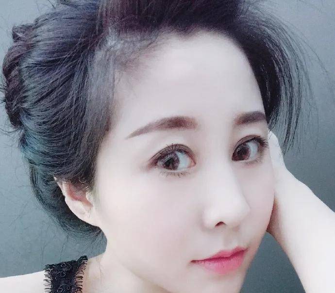 她是最性感女台球裁判,被球迷喷到关社交评论,现已入籍美国_吕萌希