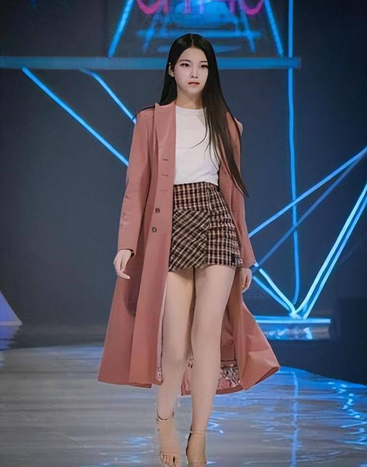 李熙凝身穿淡黄色长裙亮相,仙气十足!网友表示女神不一样!