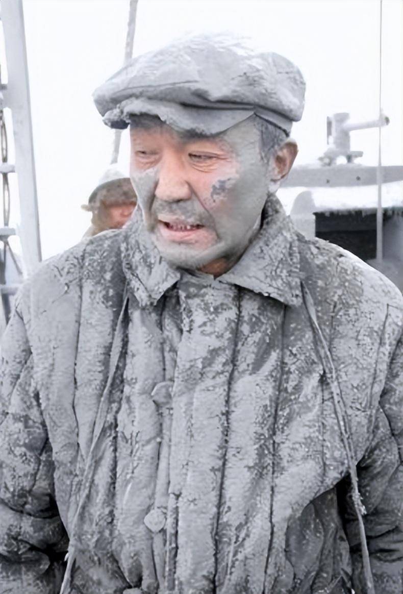 虽然"一厚一窄",但也确实证明他不是单眼皮.