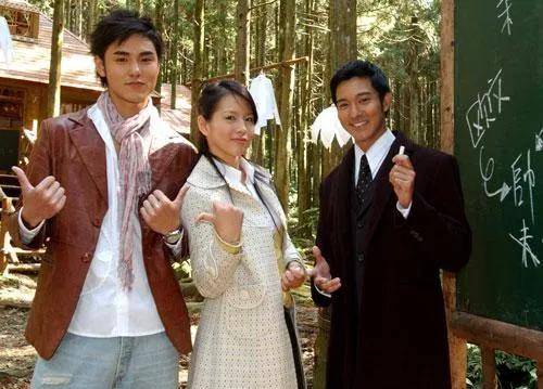 阮经天在这两年演了很多火爆的电视剧,比如《命中注定我爱你》,已经