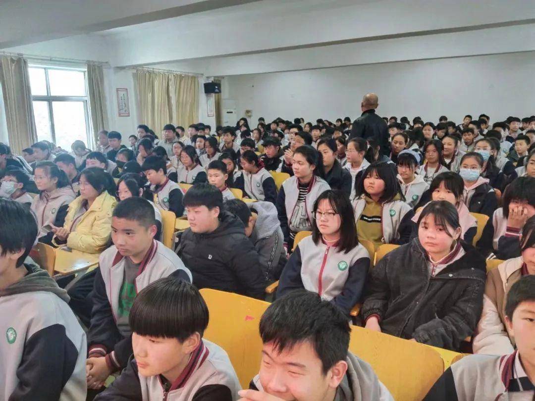 滕州学雷锋联合会向龙阳中学捐雷锋事迹展板暨雷锋事迹报告会举行
