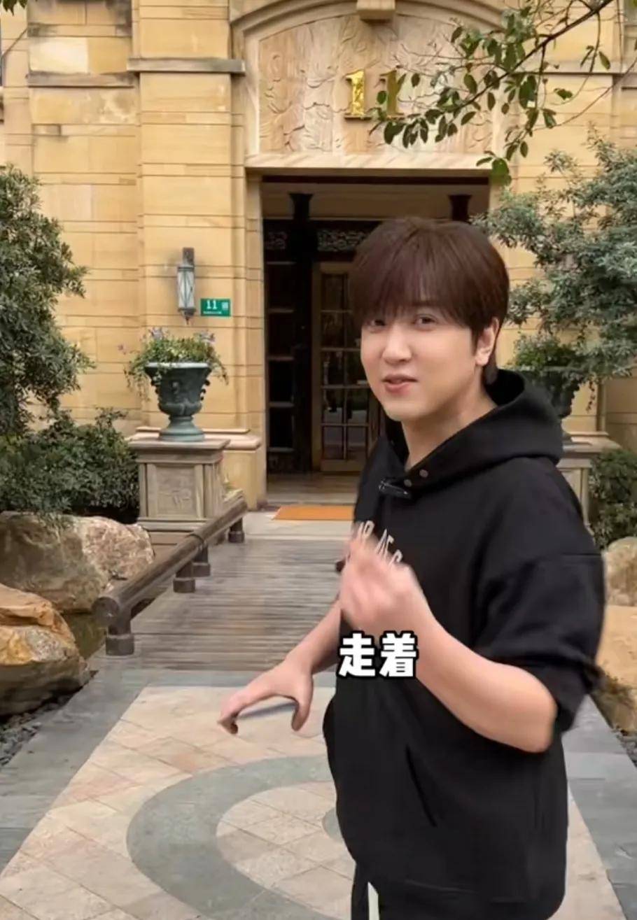 红白冰自曝豪宅,500平总价高达9000多万,大到可以骑车_视频_网友_机车