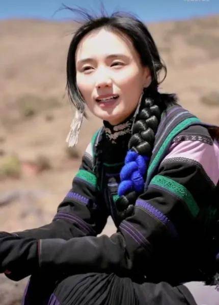 李亚鹏小娇妻带1岁女儿回老家,母女穿彝族服装,带哭腔宣传家乡_哈金