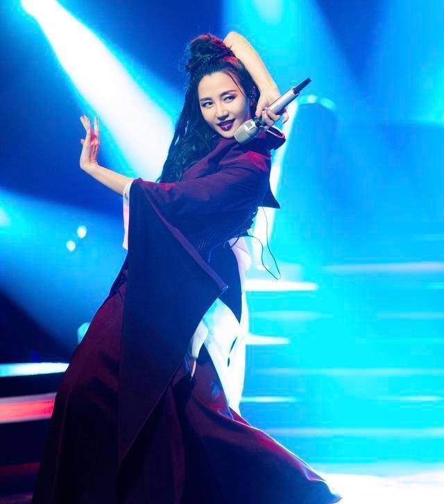 王智道歉超过8小时,黄龄回应三个表情,称已经造成伤害