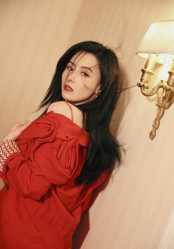 张柏芝穿红西装演绎"大女人风",原来时尚真的和年龄无关_look_造型_攻