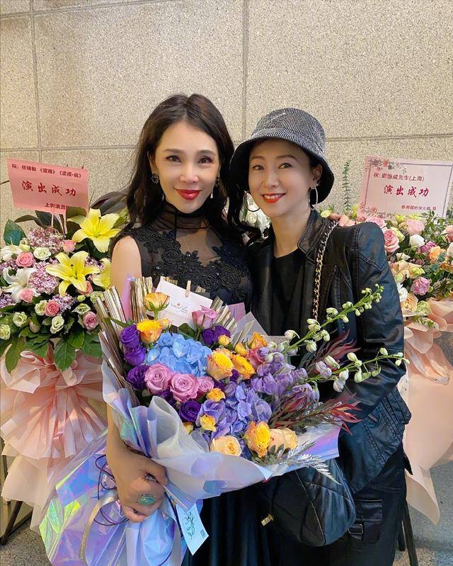 翁虹是受孔维邀请而来的,两位女演员虽相差10岁,却是联系不错的好姐妹