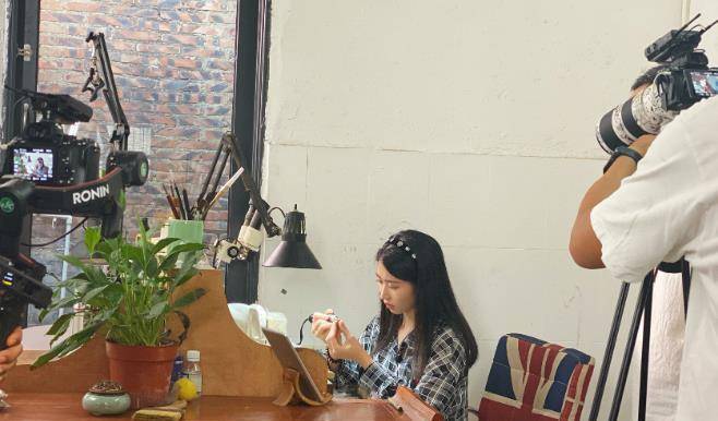 所以康天佑和康枝子现在也不是大家熟识的张纹博和何文茵了,至于大家