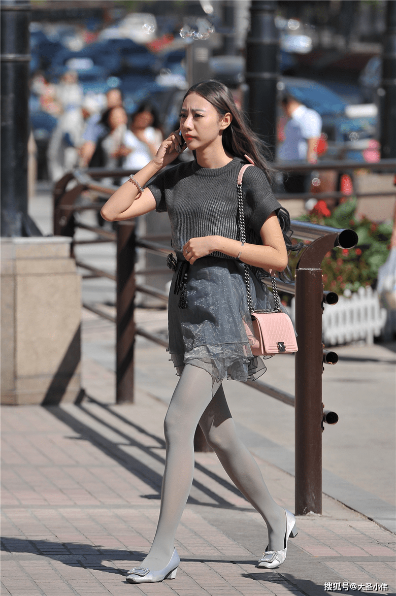 美女街拍:难得一见的灰丝细腿美女,女神雅典娜附体了_风从_两碗饭