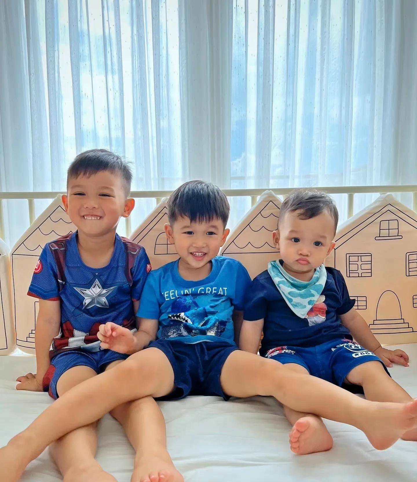 胡杏儿老公晒三个儿子萌照,兄弟三人长得太像,模仿李小龙超可爱_李乘