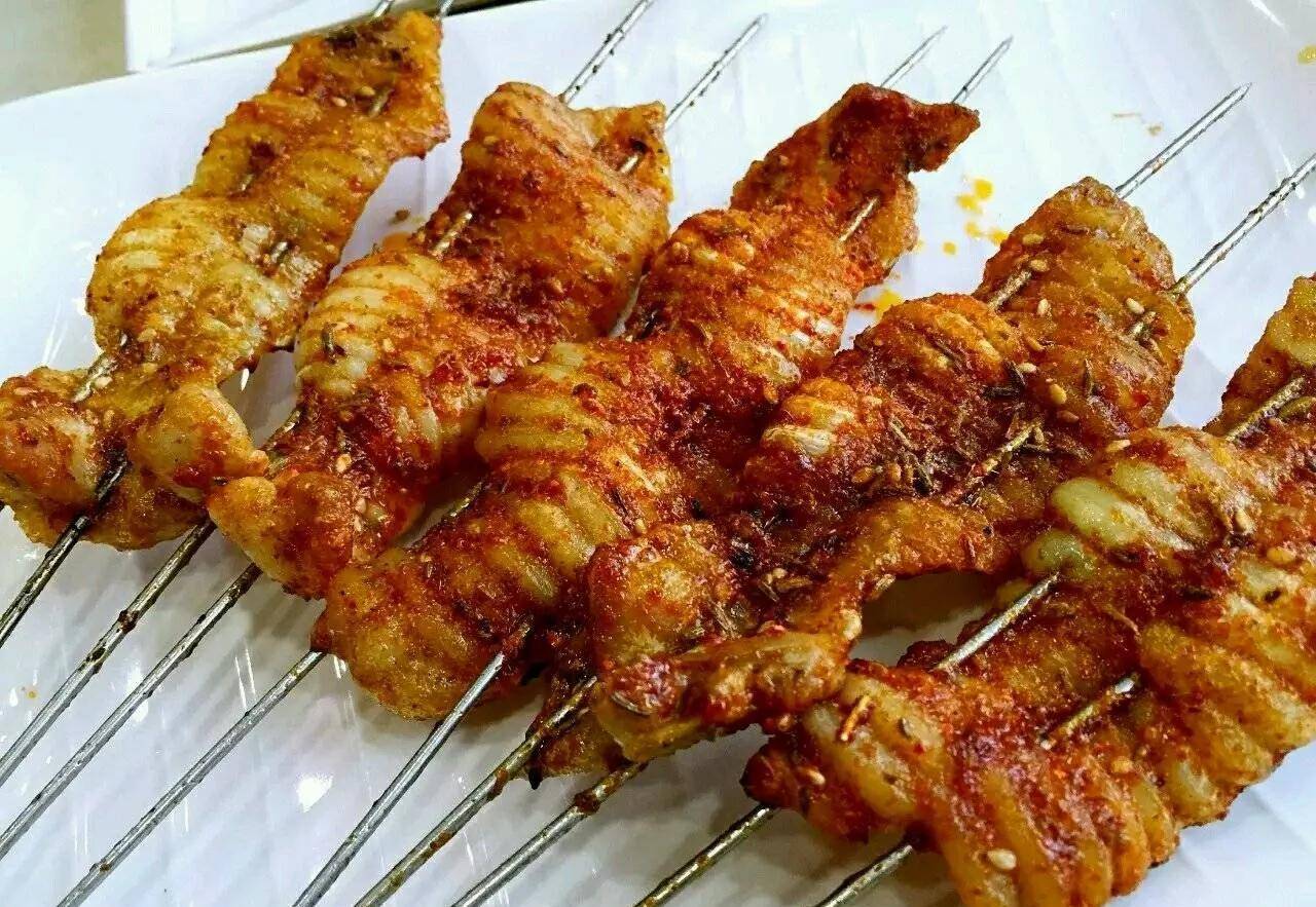 第七道夜宵:烤猪天梯猪天梯平日里很少吃到,我看到有也买了一些来给