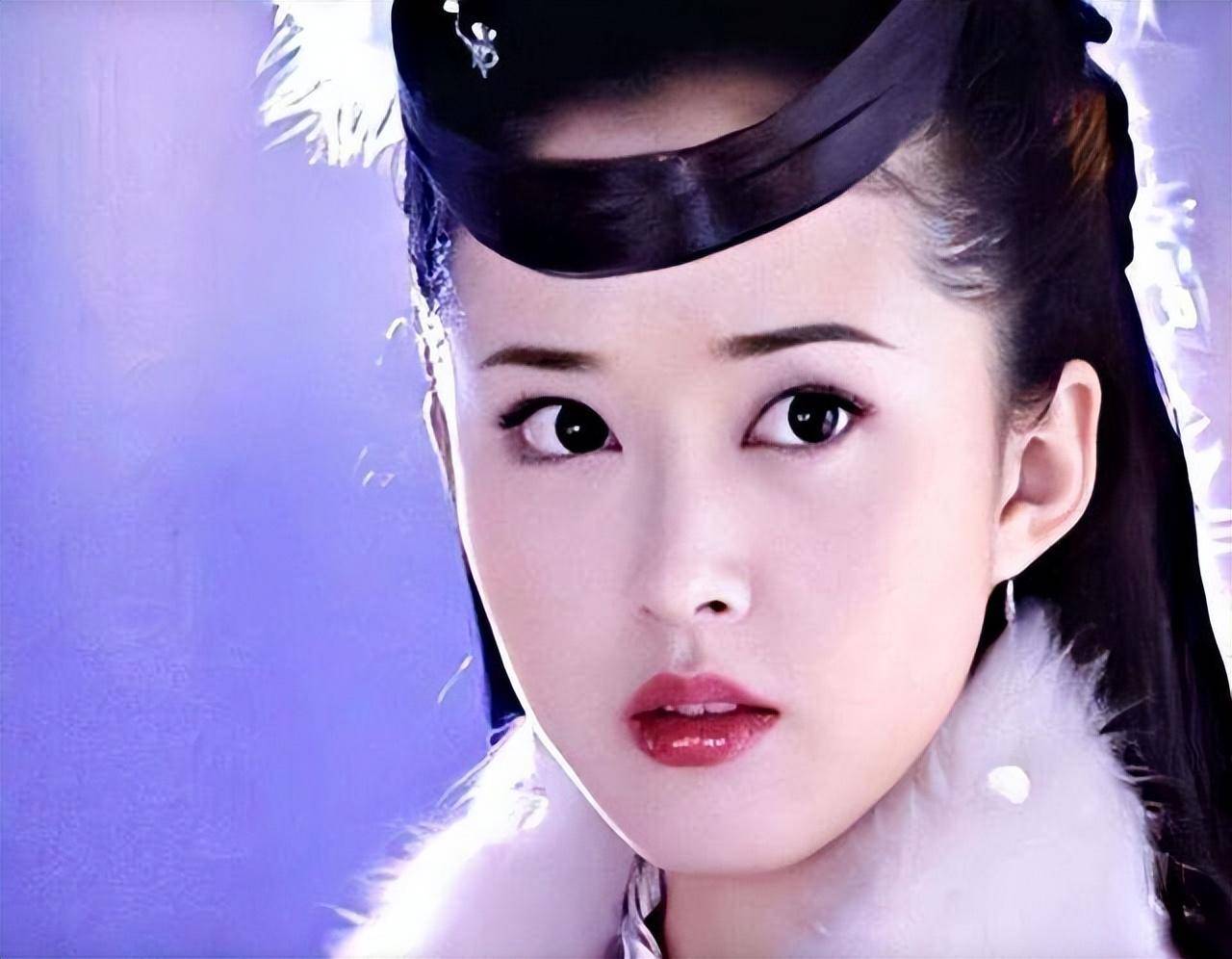 幸运的是,这个时候有人向剧组推荐了颜丹晨.