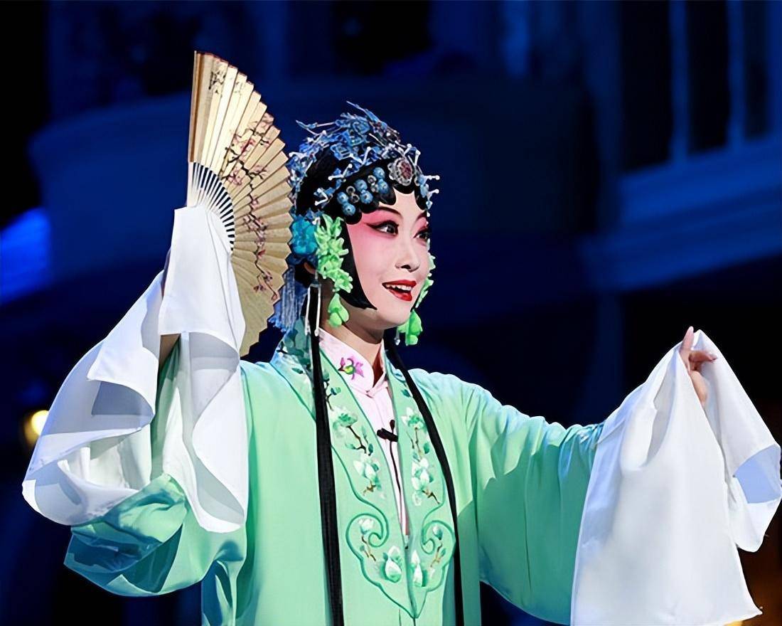 李沁:地方培养她9年,转身却踏进娱乐圈,其中缘由很现实_昆曲_薛宝钗