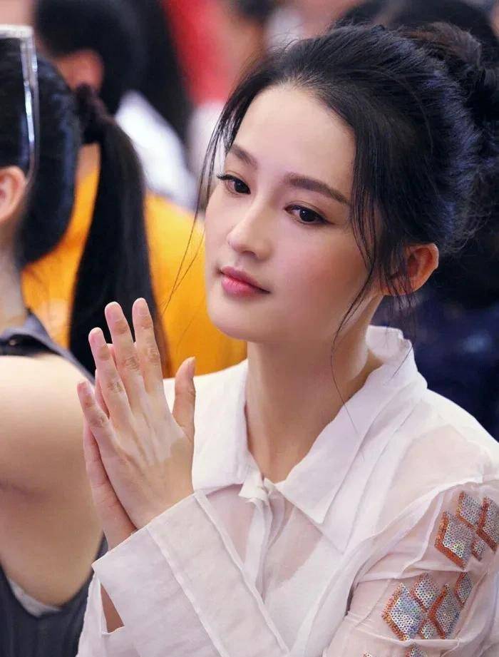 李沁,美艳动人,优雅高贵,她不但长的漂亮,演技也很棒!