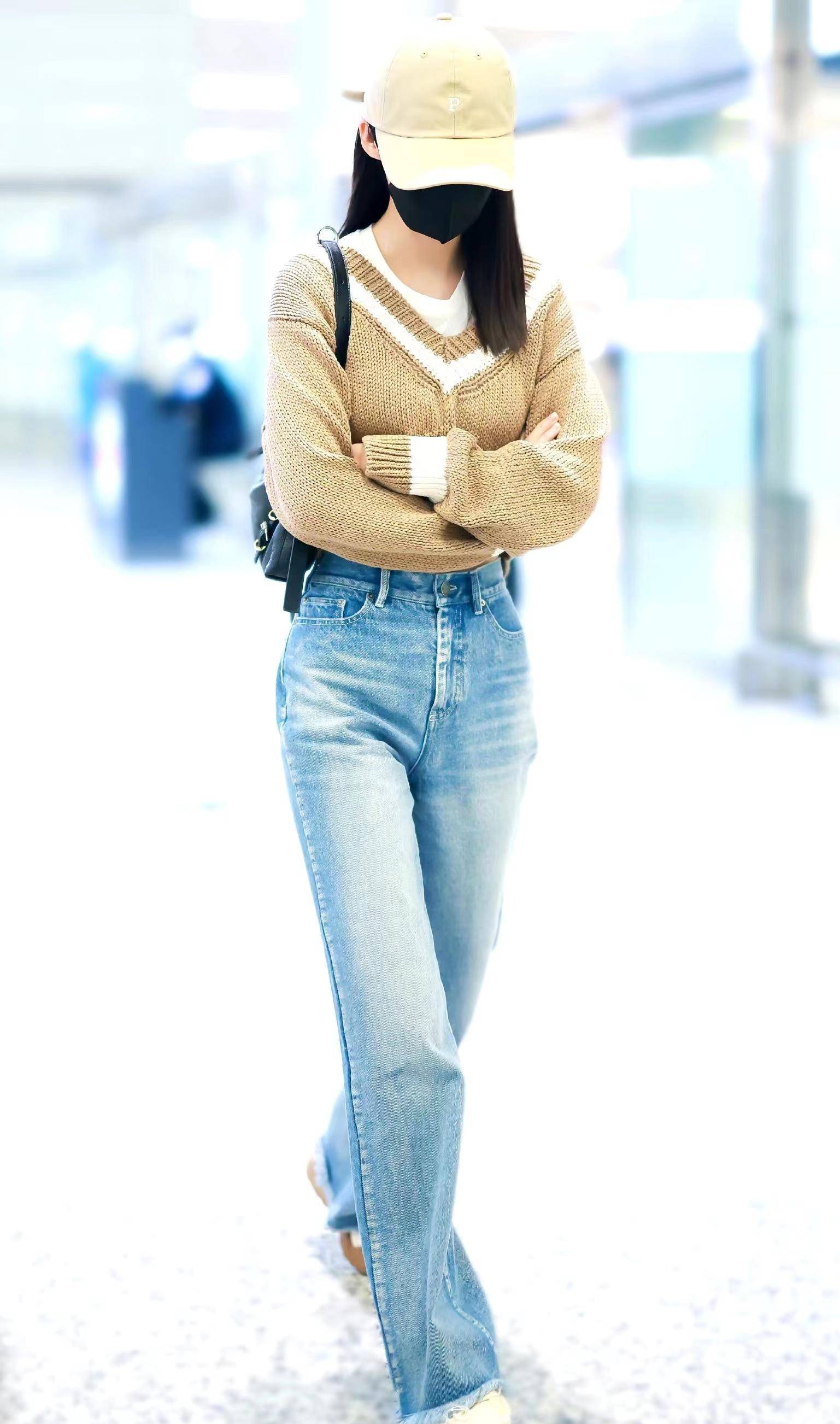 李沁现身机场,露脐针织衫搭牛仔直筒裤,显瘦显高又时髦!